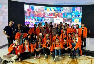 Foto Mahasiswa dan Dosen Produksi Media di Lobby iNews Tower