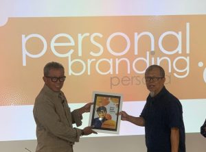 Wakil Direktur Politeknik Tempo M. Nur Hidayat memberikan kenang-kenangan kepada Temi Budi Satria setelah kuliah umum Personal Branding Persona di ruang Opini Politeknik Tempo, Selasa 11 Juni 2024. (FOTO: Layla Eva Kalyana).